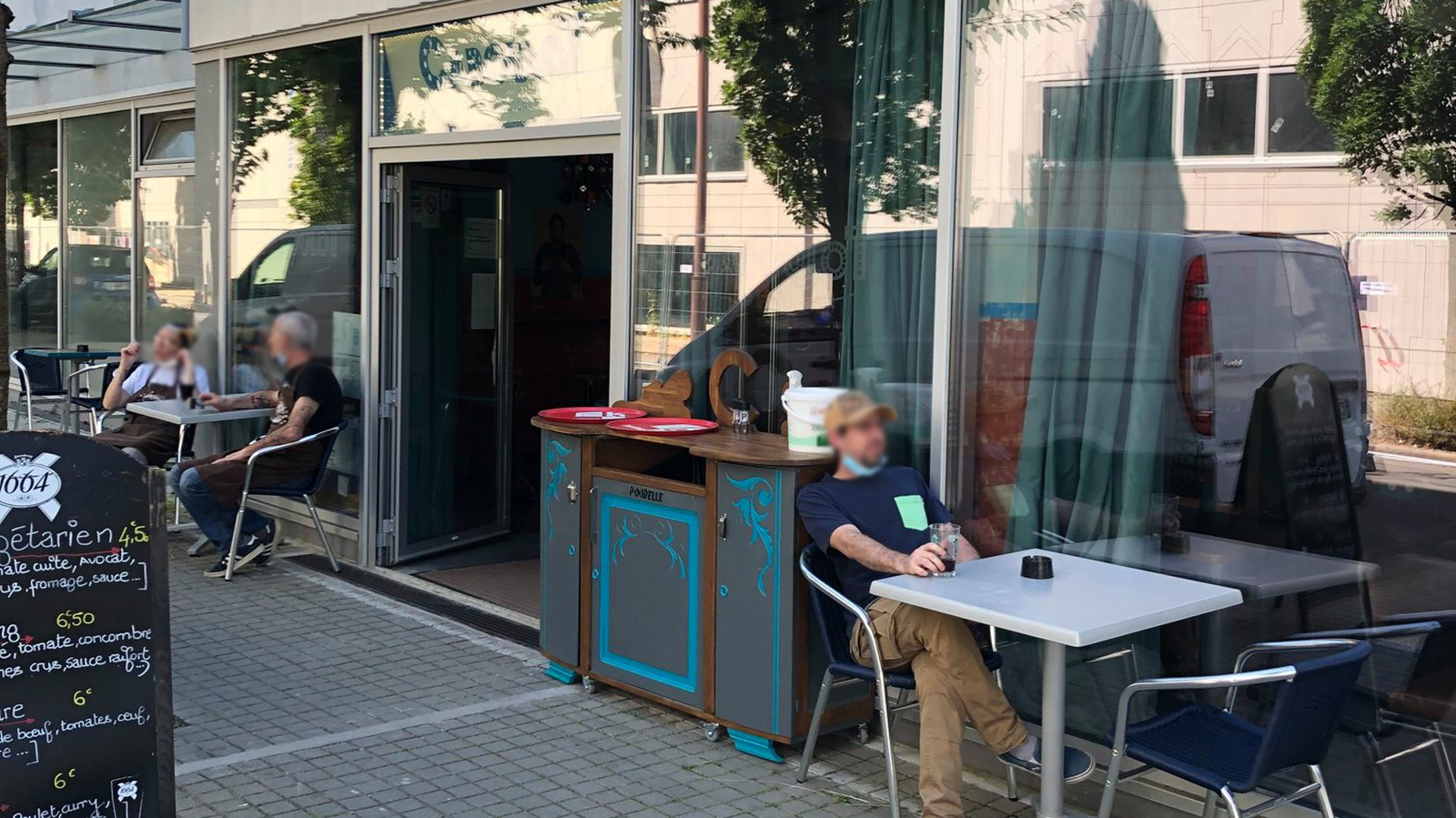 63 Rue Des Cloys Point Relais